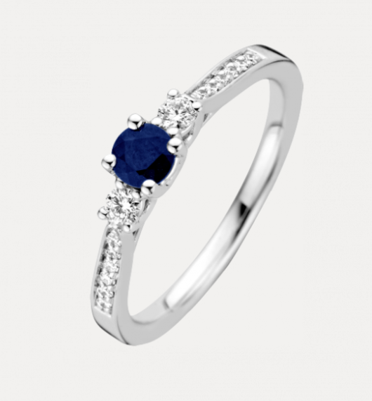 14 KARAAT WITGOUDEN BRILJANT RING MET BLAUW SAFFIER MODEL SONNA.
Wit gouden Briljant ring SONNA heeft 0.18 crt H/Si aan briljant geslepen diamanten en een saffier van 0.38 crt.